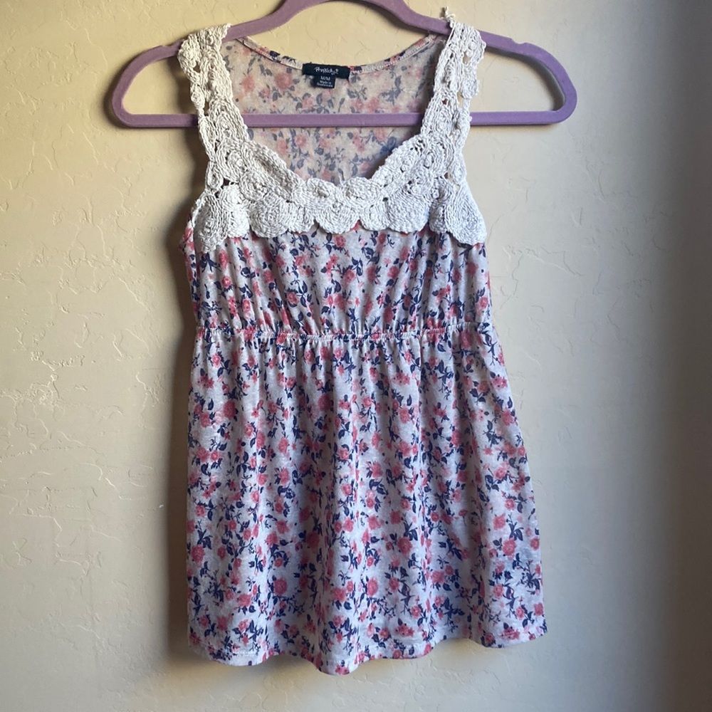 💵3 for $20✅Women’s medium crochet blouse floral lightweight